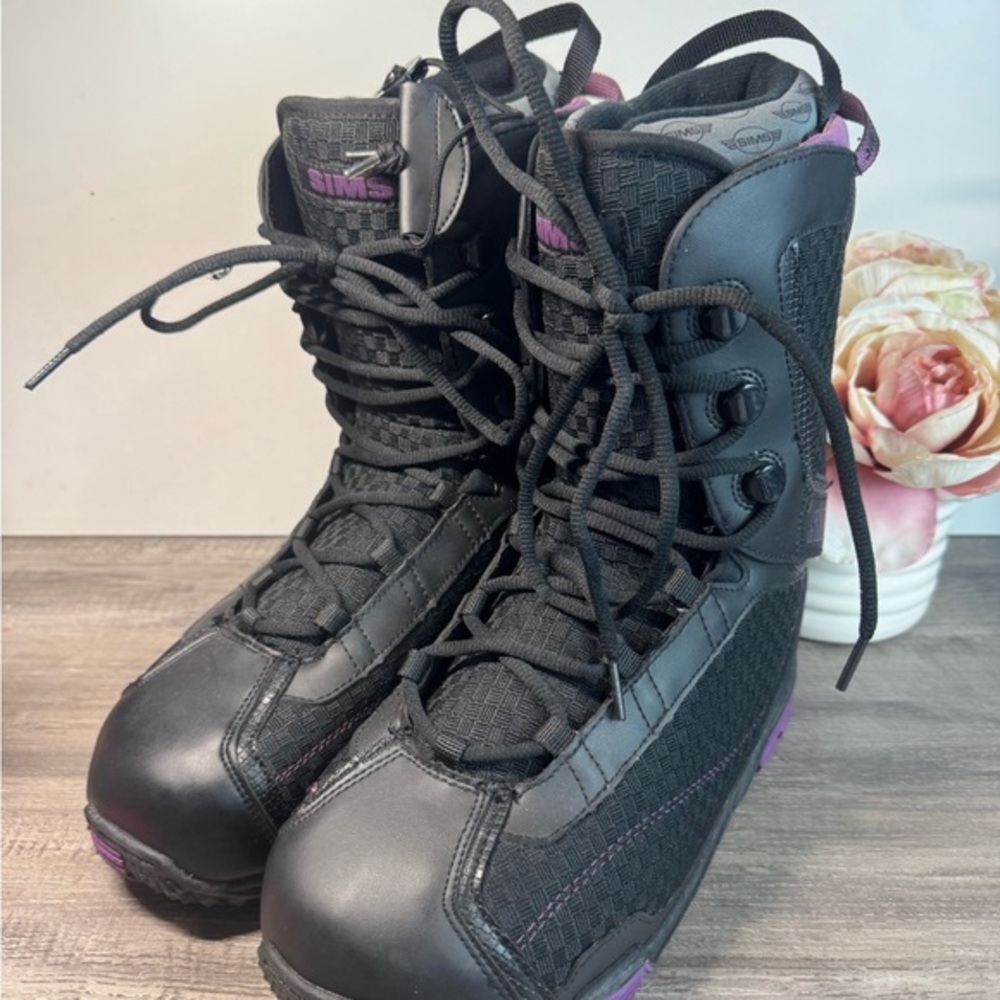 SIMMS Omen Women's Black and Purple Snowboard  Boots size 10 EUC